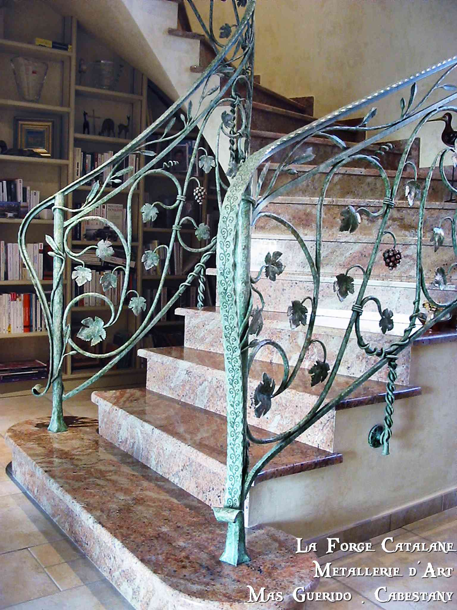 Rampant debillarde travail forge vegetal vigne main courante ouvrage forge catalane.jpg